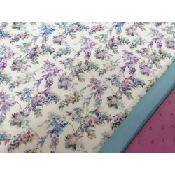 Combinación estampado flores fondo crema